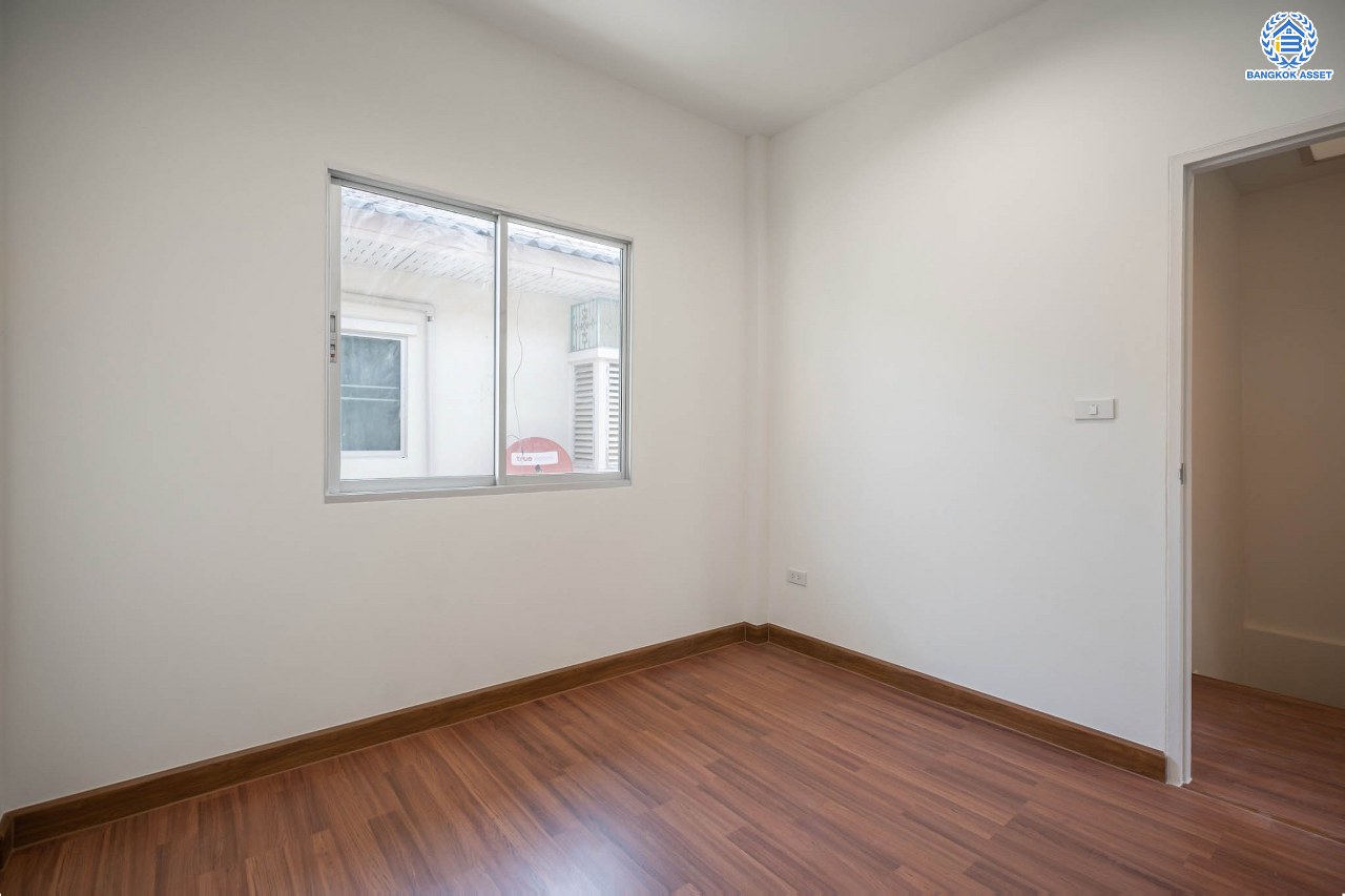 บ้านมือสองตกแต่งใหม่ แบรนด์ Property Perfect ม.เดอะวิลล่า ราชพฤกษ์-ท่าอิฐ ทาวน์เฮ้าส์ เนื้อที่ 18 ตร.ว. ฟังก์ชัน 3 ห้องนอน 2 ห้องน้ำ 1 ที่จอดรถ บนทำเลเชื่อมต่อทั้งถนนรัตนาธิเบศร์ และถนนราชพฤกษ์ และเพียง 10 นาทีถึงรถไฟฟ้า "สถานีบางรักน้อยท่าอิฐ"